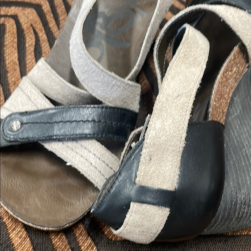 OTBT Black and Cream Heels with Criss-Cross Straps - Picture 6 of 9